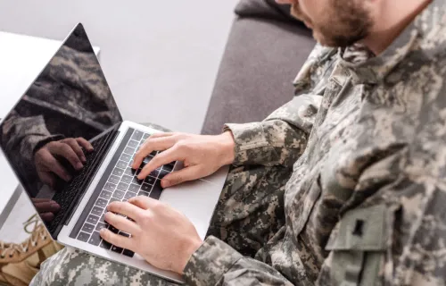 Un militaire en train de travailler sur son ordinateur